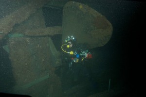 Daniel Malfanti en la hélice del naufragio corbeta esmeralda hundida en iquique
