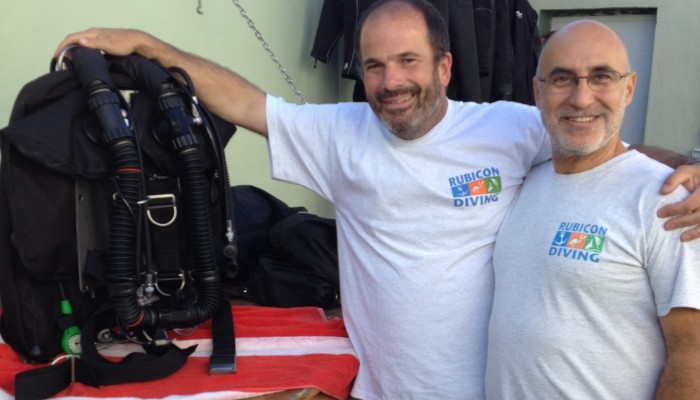 Daniel Malfanti y Christian Massad preparando los equipos rebreather JJ-CCR para la inmersion en Lanzarote